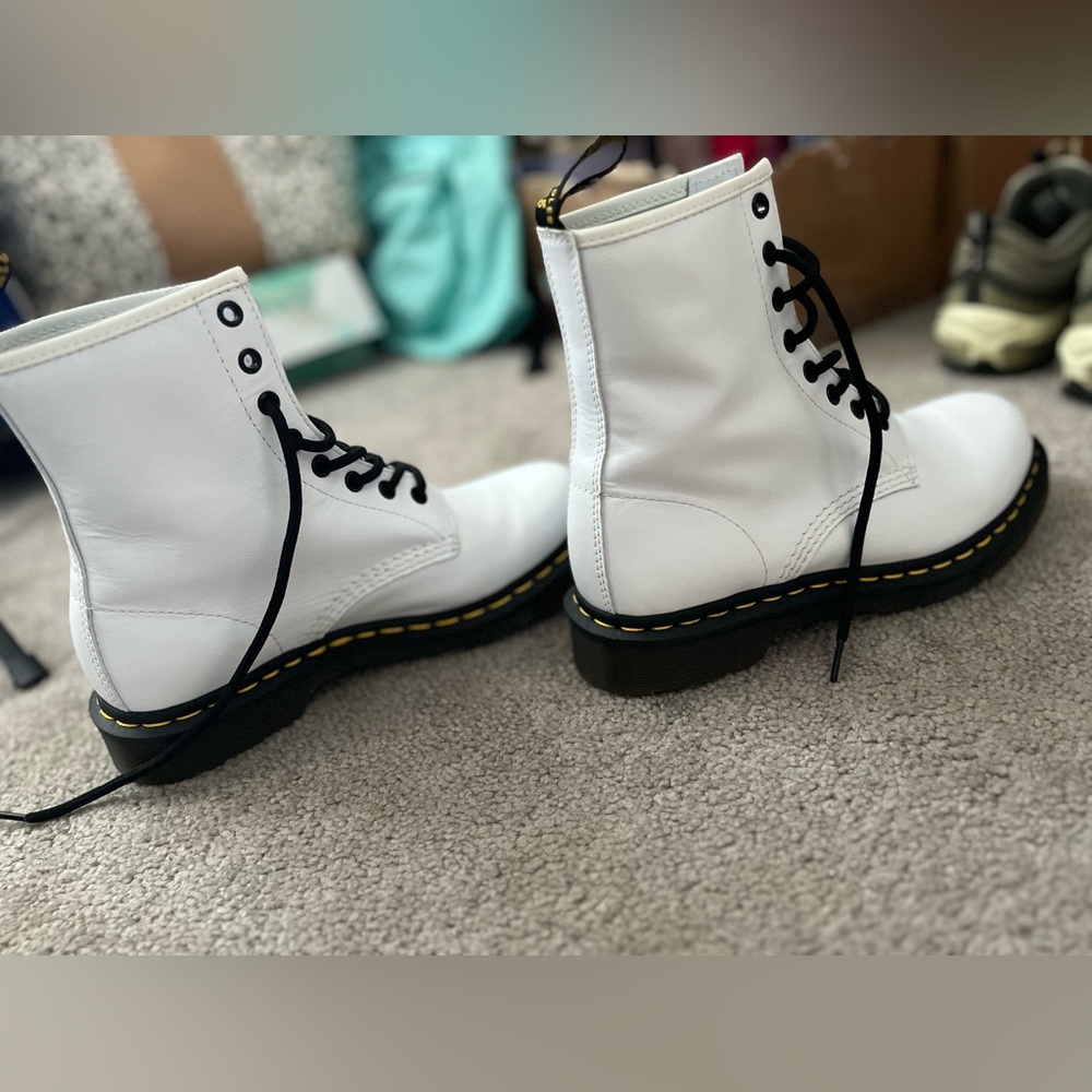 Women’s Dr. Martens Boot. EXCELLENT condition, worn once. Size 8 - Picture 4 of 5